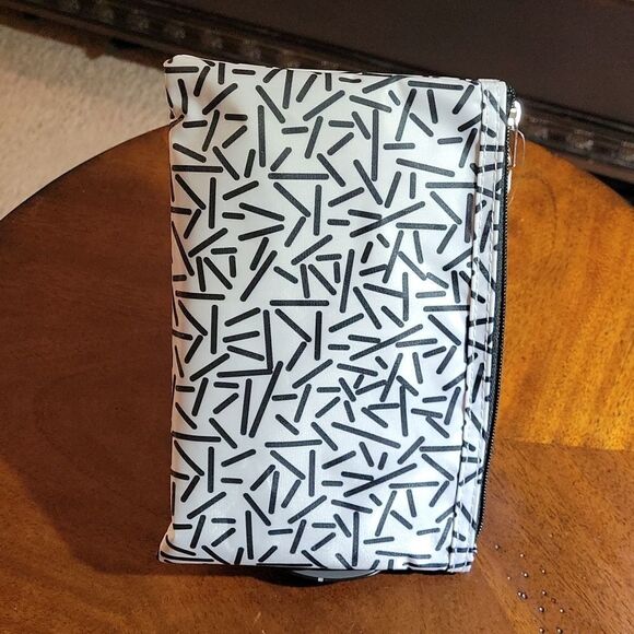 BRAND NEW  SMALL ALLEGRO MAKEUP BLACK/WHITE BAGS. - Picture 4 of 10